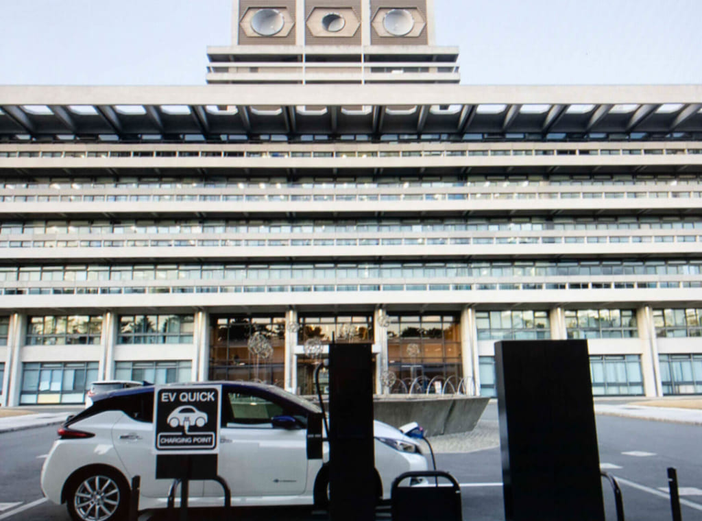 奈良県庁の駐車場で急速充電をするNさんのリーフ。