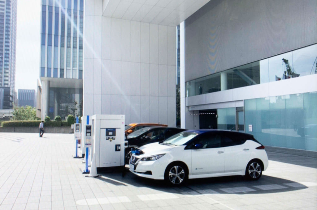日産自動車グローバル本社の急速充電スタンドで充電中のNさんのリーフ。