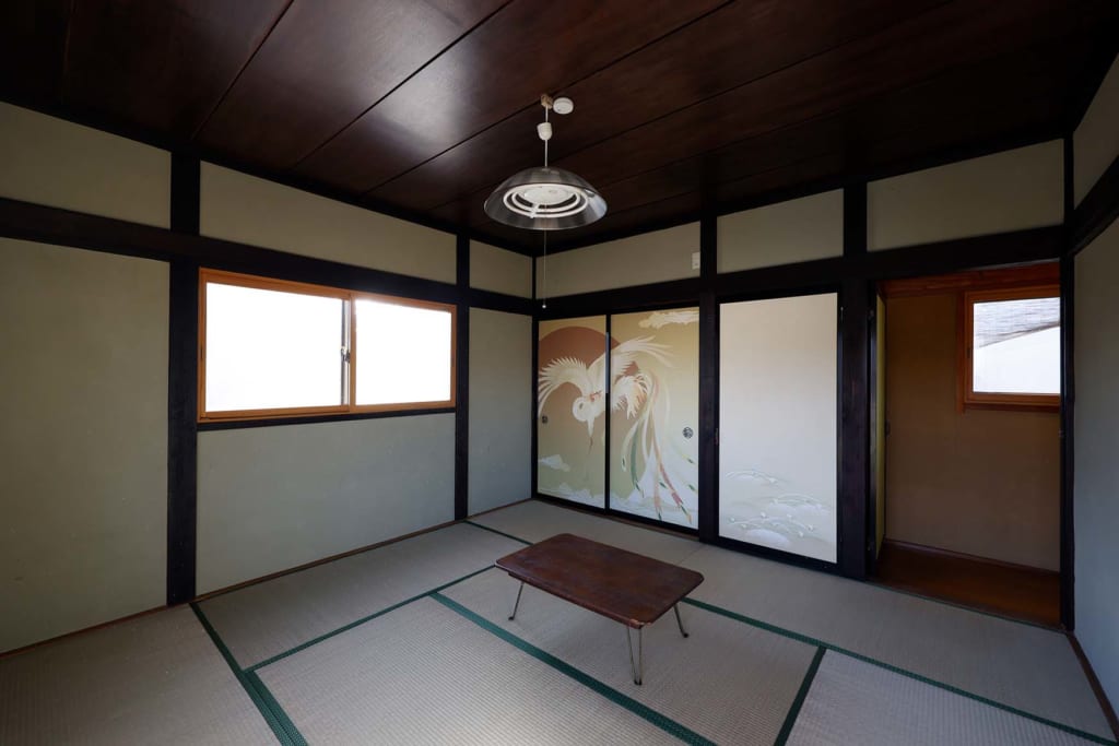 写真：ふすまに鳳凰が描かれた畳敷きの和室