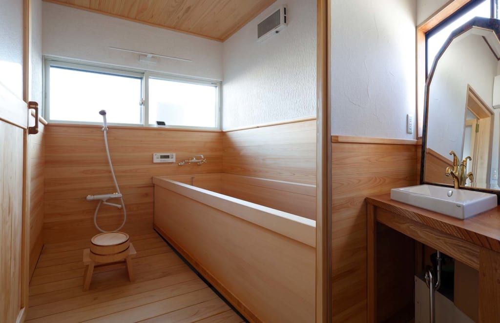 写真：檜の浴槽と、床や壁にも檜板が張られた浴室