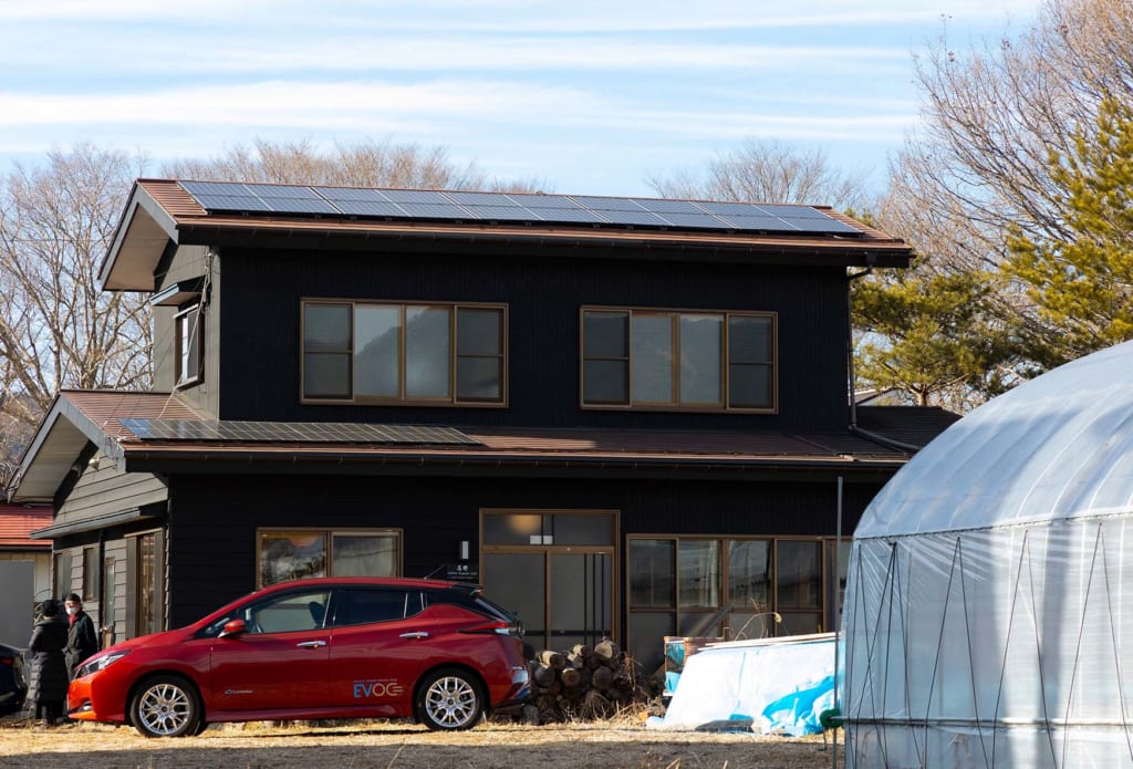 写真：屋根に太陽光パネルが乗った忍野オーガニックカフェ建物