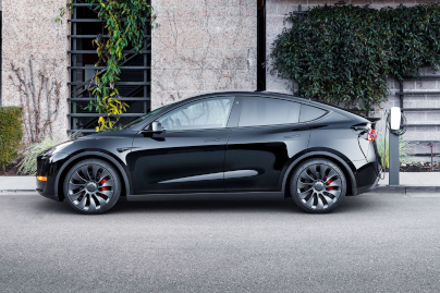 テスラ 2023 Model Y ロングレンジ